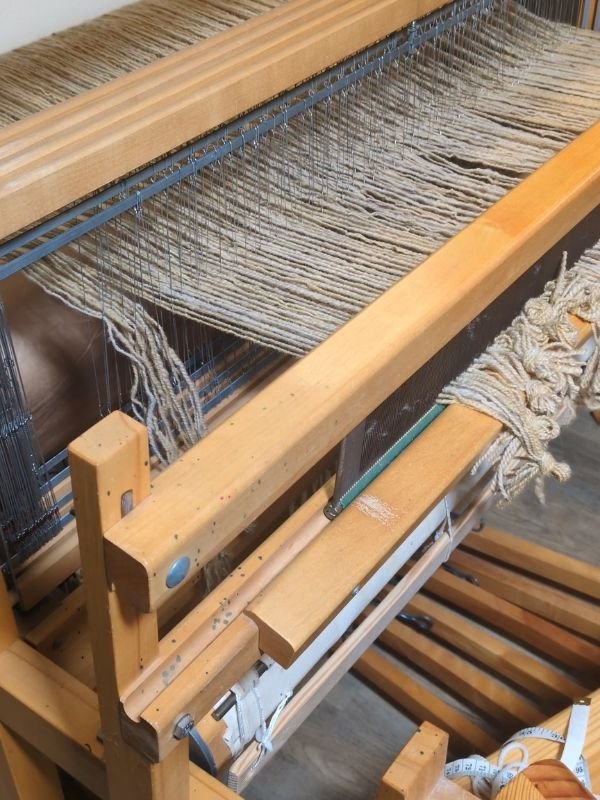 threading the reed of a floor loom